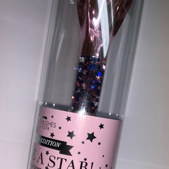 It Cosmetics LTE Star Foundation Brush - Picture 6 of 8